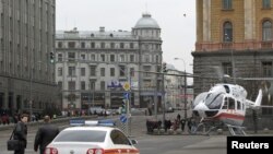 Moskva 29 mart 2010. Təcili yardım vertolyotu hadisə yerində 