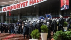 Türkiyə polisi CHP-nin qərargahına girir.