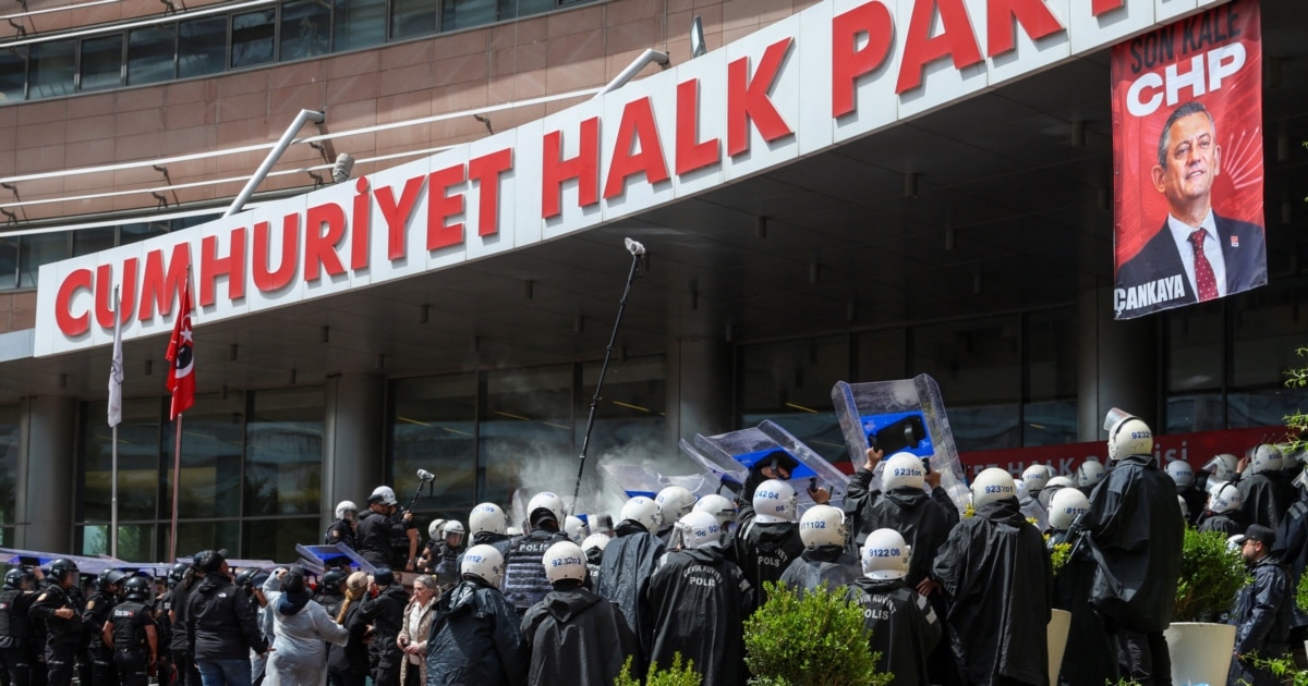Policia turke hyn me forcë në selinë e partisë opozitare për të larguar udhëheqjen e shkarkuar