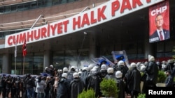 Policia turke duke hyrë në ndërtesën e CHP-së për të larguar udhëheqjen e shkarkuar të kësaj partie opozitare. Ankara, 24 maj 2026. 