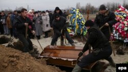 Ukraine -- People attend the funeral ceremony for Aleksandr Demyanenko who was killed during the 24 January shelling of the eastern Ukrainian city, in Mariupol, January 26, 2015