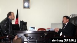 داود علی نجفی وزیر ترانسپورت و هوانوردی افغانستان در حال مصاحبه با سید فتح محمد بها خبرنگار رادیو آزادی
