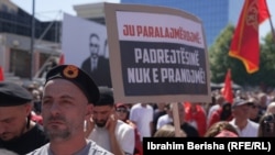 Një protestues mban një pankartë me mbishkrimin "Ju paralajmërojmë: Padrejtësinë nuk e pranojmë!" gjatë protestës në Prishtinë më 18 shtator kundër dënimit të katër ish-krerëve të UÇK-së nga Dhomat e Specializuara të Kosovës në Hagë, më 16 shtator.