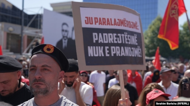 Një protestues mban një pankartë me mbishkrimin "Ju paralajmërojmë: Padrejtësinë nuk e pranojmë!" gjatë protestës në Prishtinë më 18 shtator kundër dënimit të katër ish-krerëve të UÇK-së nga Dhomat e Specializuara të Kosovës në Hagë, më 16 shtator.