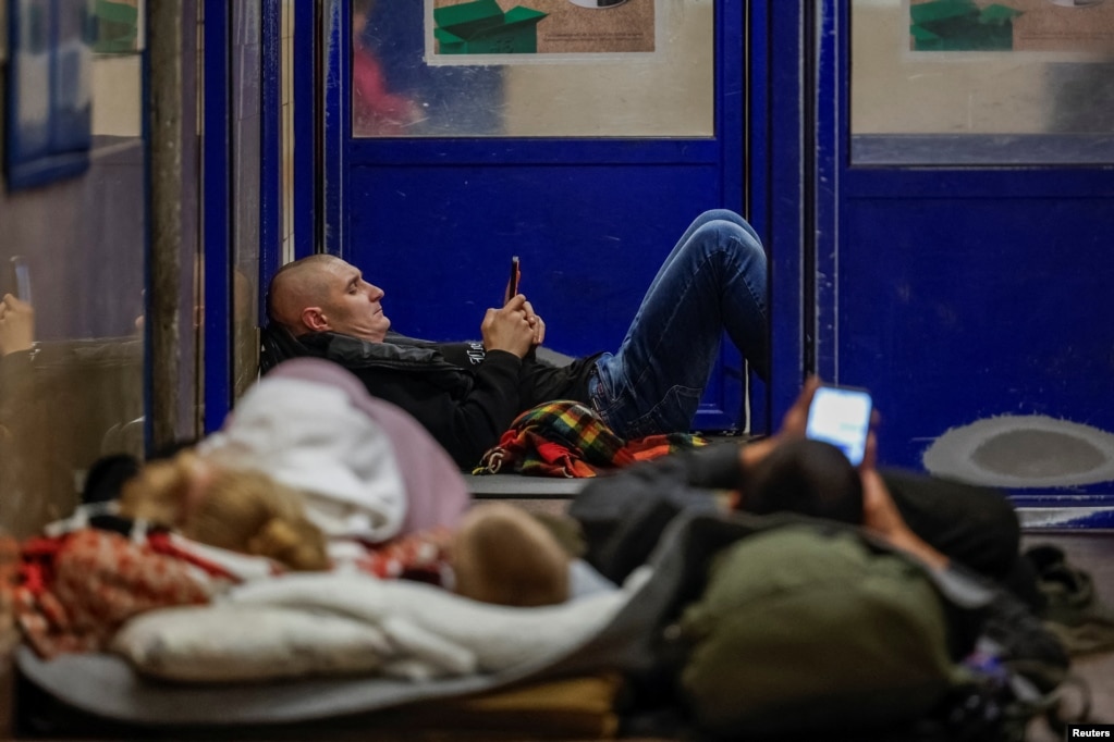 Дрони та ракети, які атакували захід, проходили транзитом, зокрема через Чернігівщину, Київщину, Житомирщину. Багато киян провели ніч у метро під час багатогодинної повітряної тривоги