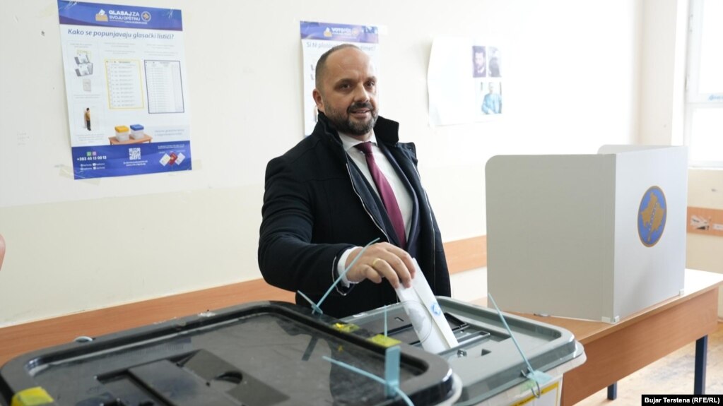 Kandidati i Listës Serbe për kryetar të Mitrovicës së Veriut, Millan Radojeviq, shihet duke votuar në një qendër votimi në qytetin me shumicë serbe, në zgjedhjet lokale, Mitrovicë e Veriut, 12 tetor 2025.