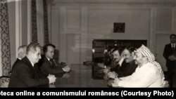 Convorbiri dintre Nicolae Ceauşescu şi delegaţia condusă de Yasser Arafat, preşedintele Comitetului Executiv al Organizaţiei pentru Eliberarea Palestinei. (6 decembrie 1976). Sursa Fototeca online a comunismului românesc; cota: 343/1976