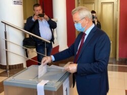Иван Белозерцев голосует на выборах губернатора Пензенской области, 11 сентября 2020 года