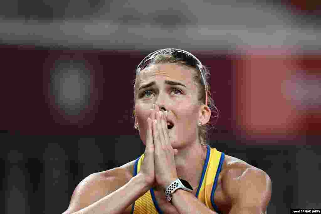 Українка Вікторія Ткачук після участі в півфінальному забігу на 400 метрів з бар&#39;єрами серед жінок на Олімпійських іграх 2020 року в Токіо