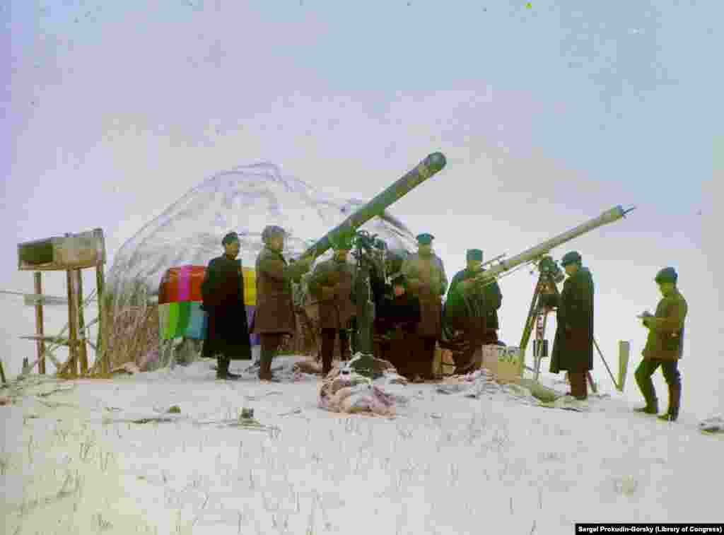 Sergej Prokudin-Gorski (drugi s lijeva) uzalud je čekao povlačenje oblaka kako bi 1. januara 1907. promatrao pomračenje Sunca iz planine Tien-Šan u središnjoj Aziji. 