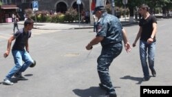Ոստիկանը ֆուտբոլ է խաղում հավաքին մասնակցող երիտասարդների հետ, 25-ը հունիսի, 2015թ. 