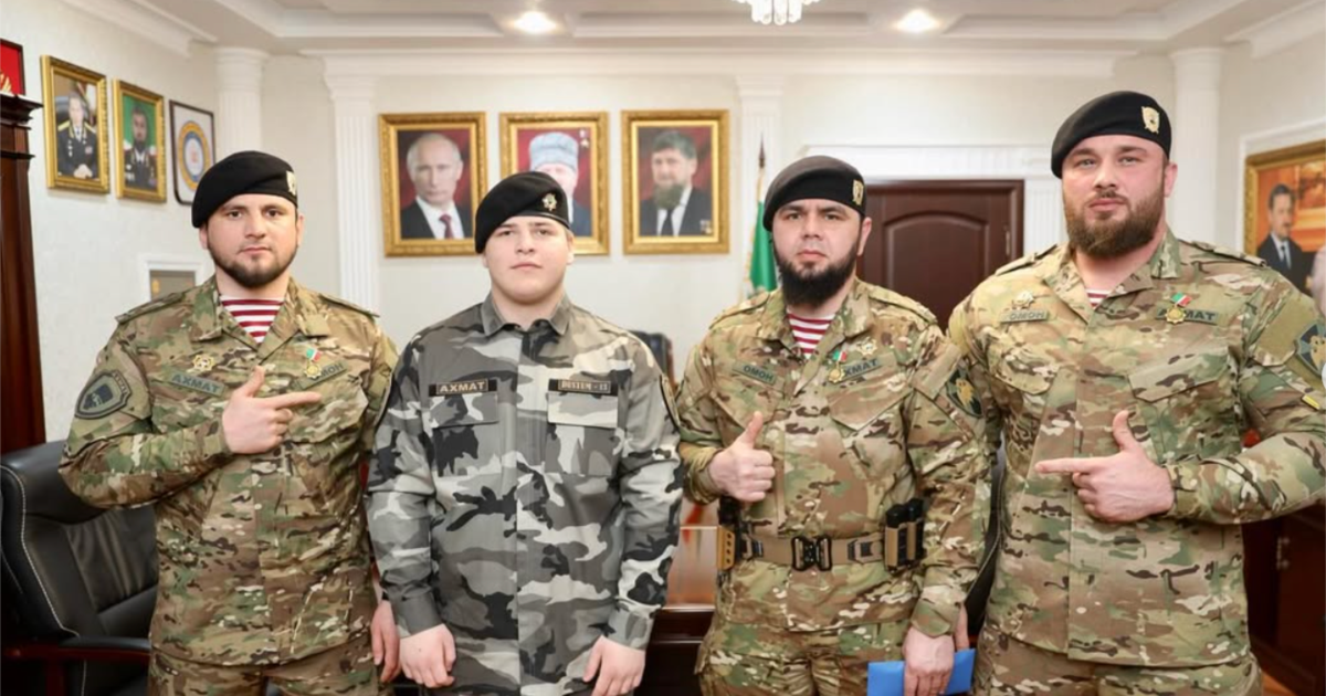 Адам Кадыров получил нагрудный знак чеченского ОМОНа и раздал награды в ...