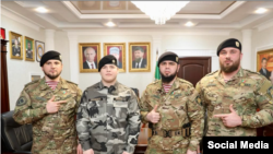 Адам Кадыров с сотрудниками ОМОН "Ахмат-Грозный"