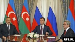 Трехсторонняя встреча президентов России (в центре), Армении (справа) и Азербайджана в Сочи. 25 января 2010 г. 
