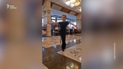 Рінат тренується у їдальні для біженців (відео)