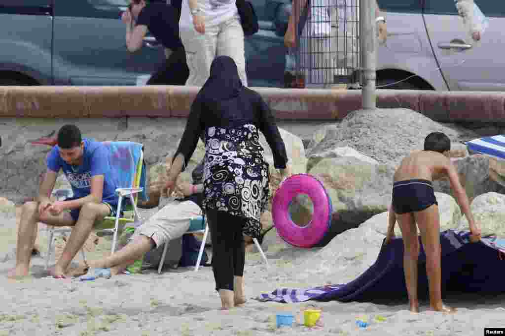 Žena u burkiniju na plaži u Marseju, avgust 2016.