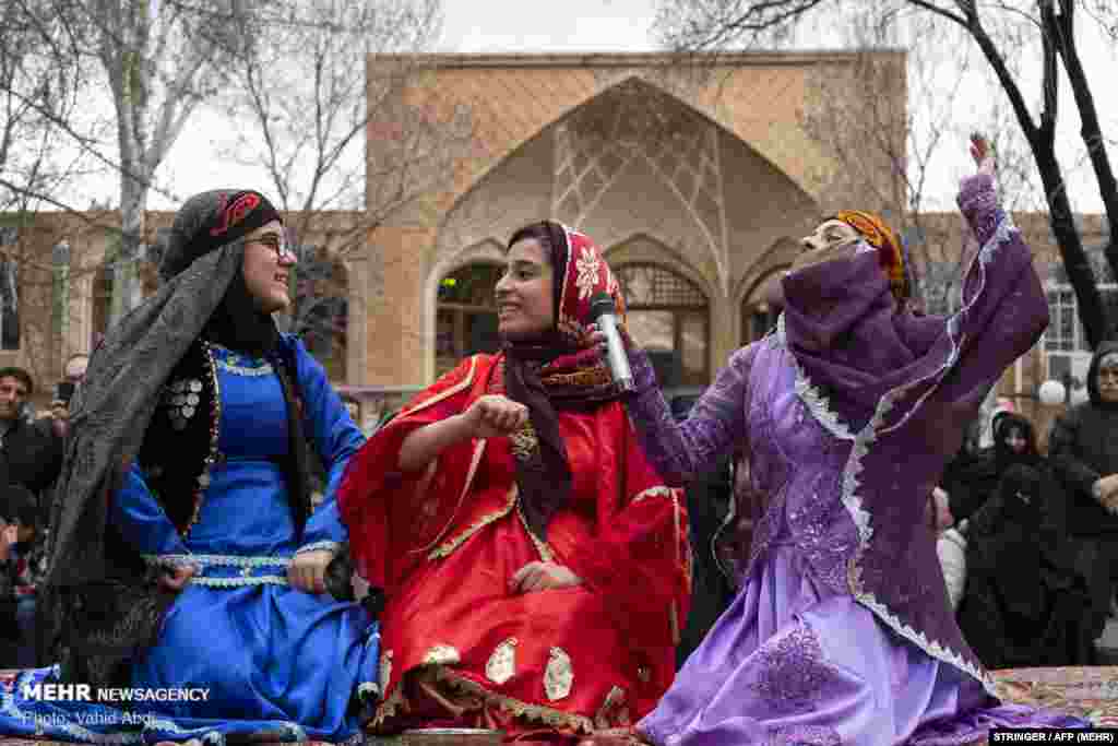 آذری&zwnj;ها با تکم&zwnj;خوانی، موسیقی عاشقی، و دیگر نمایش&zwnj;ها و بازی&zwnj;ها به پیشواز نوروز می&zwnj;روند.