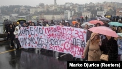 Poruka sa strudentskog protesta u Beogradu 24. januara 2025. "Ovo je definitivno najveći izazov za Vučića u njegovih 13 godina na vlasti. I mislim da je način na koji to studenti rade zaista pametan", kaže Frauke Zebas, analitičarka Nemačkog saveta za spoljnu politiku 