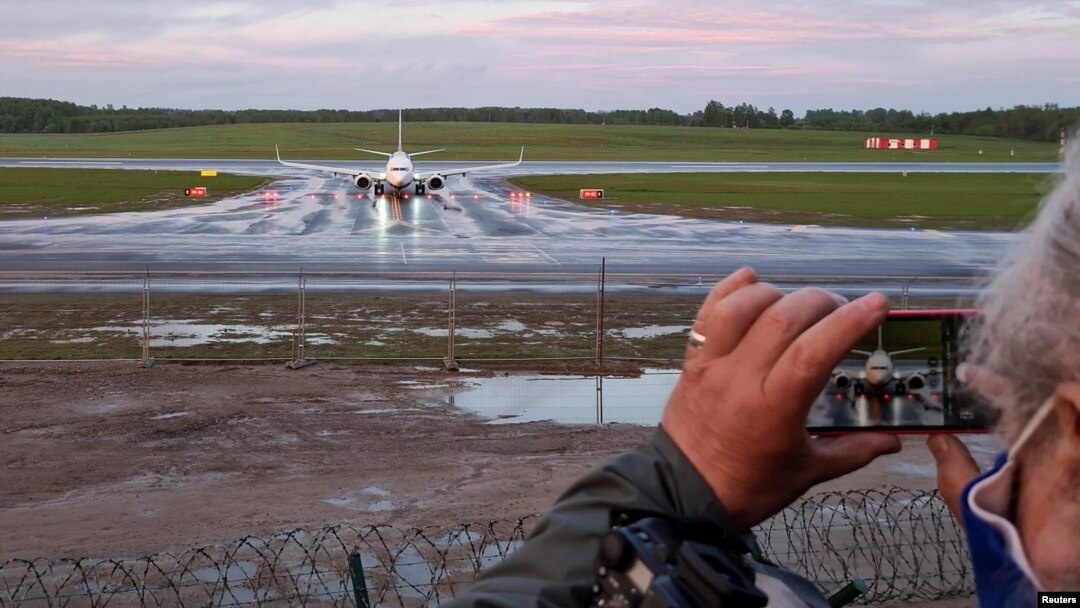 Explicațiile autorităților din Belarus nu corespund situației de la bordul aeronavei în care se afla Roman Protasevici. 