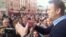 Алексей Навальный выступает перед протестующими на Старом Арбате после 15-дневного ареста