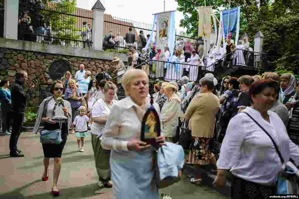 Вернікі нясуць іконы і харугвы