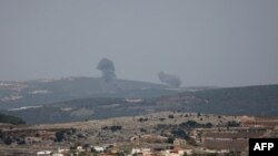 Një fotografi e shkrepur nga ana izraelite e kufirit me Libanin, shfaq bombardimet izraelite përreth fshatit jugor libanez, Aita al-Shaab, më 5 dhjetor 2023.