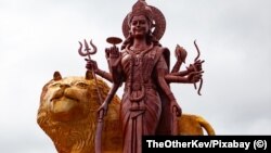 Статуя Шивы, изображённого одновременно своей женой Дургой 