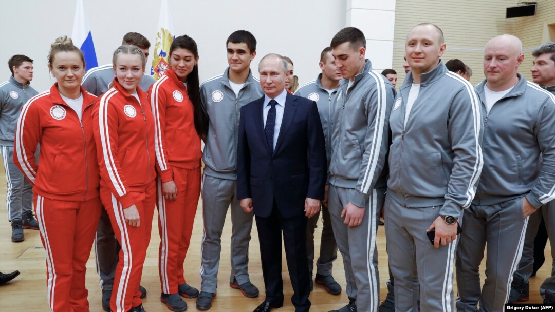 Vladimir Putin (ortada) rusiyalı atletlərlə görüşdə