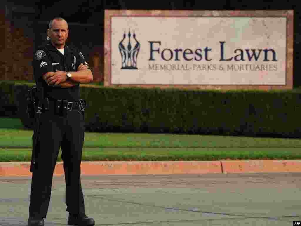 Поп-зорка Майкл Джэксан пахаваны на могілках Forest Lawn у ваколіцах Лос-Анджэлесу. - Жалобная цырымонія, у якой бралі удзел толькі родныя і бліжэйшыя сябры сьпевака, усяго каля 200 чалавек, адбылася ў чацьвер увечары ў каліфарнійскім гарадку Глендэйл. Джэксан пахаваны ў гэтак званым Вялікім маўзалеі, дзе знайшлі спакой і іншыя знакамітыя рэжысэры, акторы, дзеячы шоў-бізнэсу -- Уолт Дыснэй, Кларк Гейбл, Хамфры Богарт і Эрал Флан. Пахаваньне адбылося праз 70 дзён пасьля сьмерці Джэксана ад спыненьня сэрца ў выніку перадазіроўкі лекаў. Абставіны ягонай сьмерці расьсьледуюцца. 