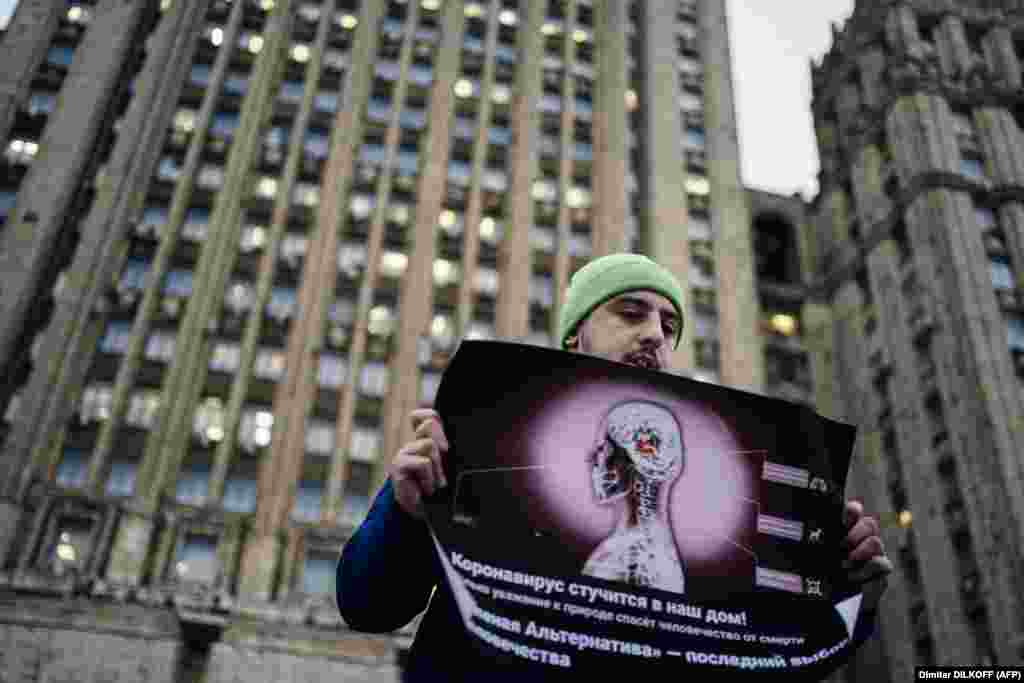 An environmental activist pickets in front of the Russian Foreign Ministry demanding a thorough screening of passengers arriving from Southeast Asia to protect against the spread of the coronavirus. (AFP/Dimitar Dilkoff)