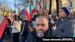 Mehrzad Moghazei, la un protest față de represiunea protestatarilor din Iran, pe 28 ianuarie 2026, în fața Ambasadei Iranului la București.