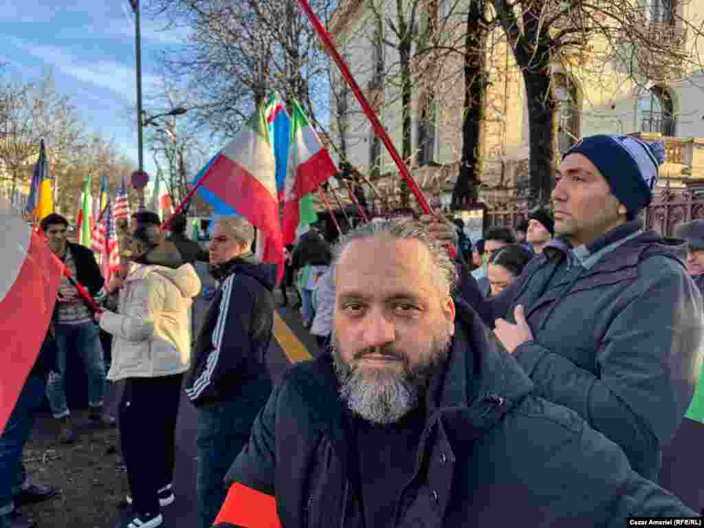 „Nu vrem acest regim dictatorial islamic, care ne-a persecutat poporul timp de 47 de ani. Soluția este una militară de ajutorare, să scăpăm de acest regim barbar, care ucide oameni”, susține Mehrzad Moghazei, bucătar și activist iranian stabilit în România din 1992.