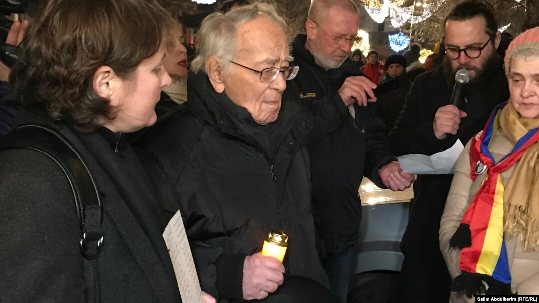 Mihai Șora, în stradă, la un protest în București