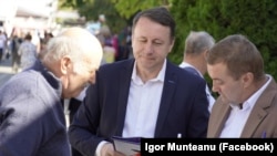 CEC a invalidat peste 2.500 de semnături prezentate de CUB. În imagine: Igor Munteanu (centru) în timpul campaniei de colectare a semnăturilor pentru a se înscrie în cursa electorală.