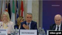 ЕҚЫҰ парламенттік ассамблеясының төрағасы Пере Понс (ортада) Варшавада басталған Адам өлшемі жөніндегі конференцияда сөйлеп отыр. Польша, 5 қазан, 2026 жыл