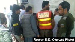 په سوات کې د ژغورنې د ادارې مامورین په چاودنه کې د اغېزمنو شویو ماشومانو سره ولاړ دي - د جنورۍ ۱۷مې انځور