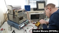 Alexei Martîniuc, cercetător științific la Centrul Național Tehnologii Spațiale lucrează la o componentă a satelitului