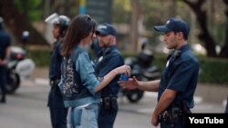 Kendall Jenner u jednom trenutku nudi Pepsi policajcu koji obavalja dužnost na demonstracijama