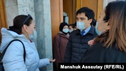 Женщины высказывают свои жалобы заместителю акима Максату Кикимову. Алматы, 19 марта 2021 года.