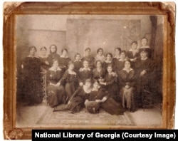 ქუთაისის კეთილშობილ ქალთა სასწავლებლის მოსწავლეები და მათი პედაგოგი. ფოტო - "უცნობი ქუთაისი".