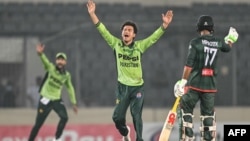 د پاکستان معاذ صداقت د بنګلادېشي لوبغاړي اوټ کولو پر مهال. 