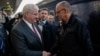 Міністр закордонних справ України Андрій Сибіга вітає канцлера Німеччини Фрідріха Мерца на залізничному вокзалі в Києві, 4 жовтня 2026 року