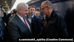 Міністр закордонних справ України Андрій Сибіга вітає канцлера Німеччини Фрідріха Мерца на залізничному вокзалі в Києві, 4 жовтня 2026 року