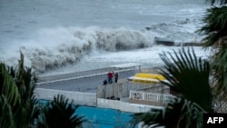 Волны разбиваются о набережную в российском черноморском курортном городе Сочи во время шторма 27 ноября.