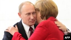 Germany -- Chancellor Angela Merkel welcomes Russian President Vladimir Putin to Berlin, 01Jun2012