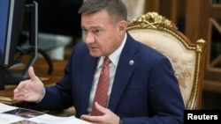 Nəqliyyat naziri Roman Starovoyt 2025-ci ilin yanvarında prezident Vladimir Putinlə görüşündə.