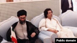 دیدار آیت الله علی خامنه ای (چپ) با معمر قذافی در دوران ریاست جمهوری وی.