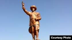 Памятник политическому деятелю Абдыкадыру Орозбекову в Кадамжае в результате землетрясения получил серьезные повреждения 
