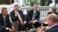 Президент США Барак Обама и премьер-министр России Владимир Путин за чаем в Ново-Огарево, 7 июля 2009 года