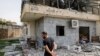 Izraelac provjerava kuću koju je pogodila Hezbolahova raketa u Kirjat Šimonu na sjeveru Izraela u blizini granice s Libanom, 27. marta 2024. godine.